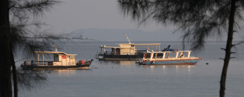 Bootjes in de baai voor Tioman Island